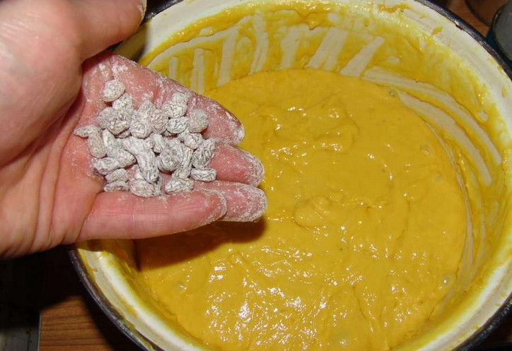 1. Этап. Пасхальные куличики: Извлекаем тесто из холодильника и очень тщательно обминаем. Теперь добавляем изюм (его предварительно нужно обвалять в муке). Перемешиваем.