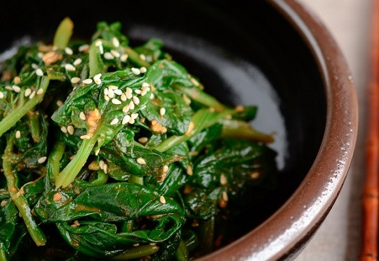 1. Этап. Шпинат по-корейски: 5. Перед подачей шпинат по-корейски присыпьте по желанию кунжутом. Приятного аппетита!