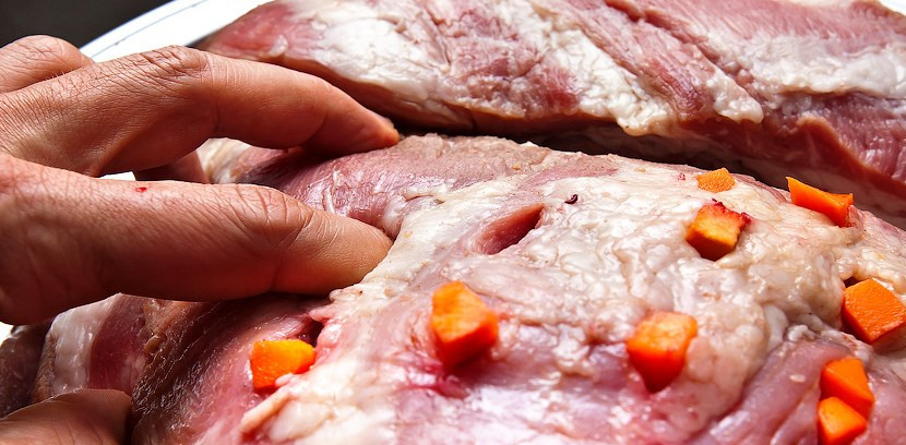 1. Этап. Окорок По-купечески: Дырочки должны быть глубокими, но не сквозными.