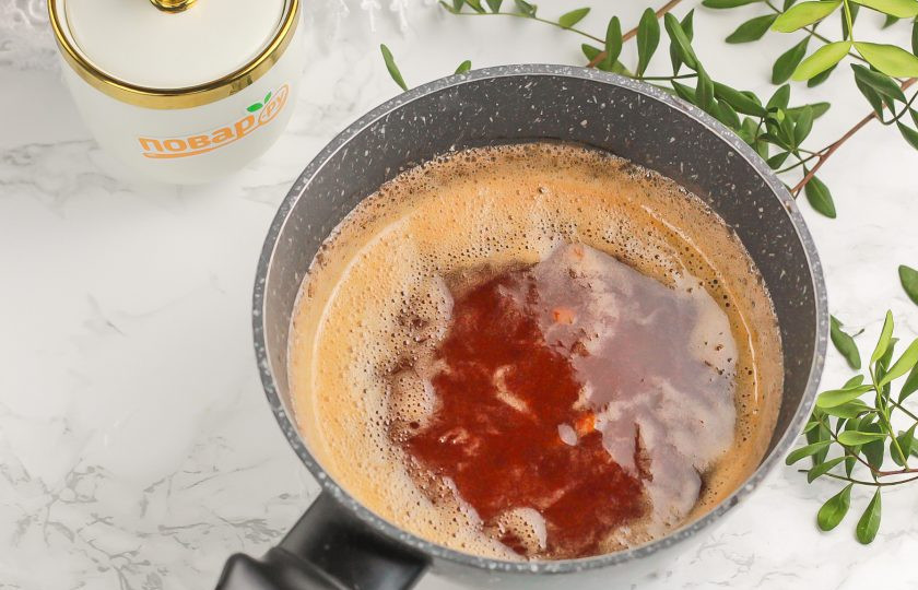 1. Этап. Повидло из калины: Проварите на минимальном нагреве повидло примерно 25-30 минут, время от времени перемешивая.