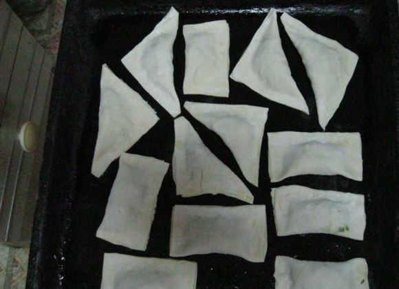 1. Этап. Пирожки из слоеного теста без дрожжей: 10. Противень застелите пергаментом или смажьте небольшим количеством масла. Выложите пирожки и отправьте их в разогретую духовку минут на 15.