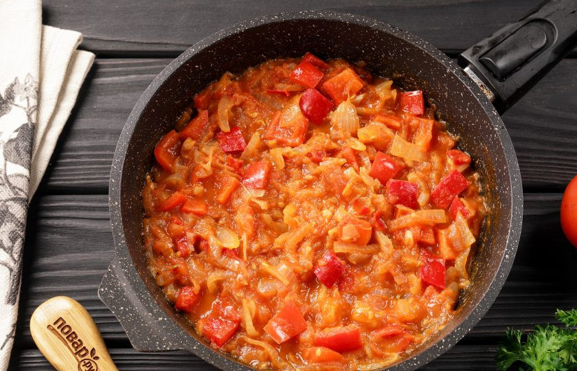 1. Этап. Шакшука с перцем: Тушите овощи на среднем огне около 10-15 минут.