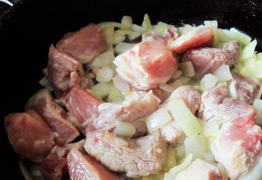 1. Этап. Свинина, тушеная со сливами: 5. На сковороду наливаем немного растительного масла, обжариваем лук, после чего добавляем к нему кусочки свинины, жарим до румяной корочки, солим и перчим, бросаем туда мускатный орех и чеснок, жарим еще пару минут и выключаем.