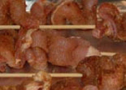 1. Этап. Канапе из свинины с соусом из арахиса: Насадите кусочки свинины на палочки. Поджаривайте на самом сильном огне до готовности, переворачивайте каждые 2-3 минуты.