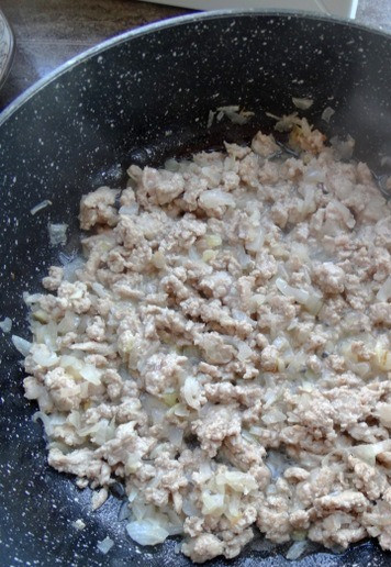 1. Этап. Шаурма-бурито из индейки на гриле: И жарить, помешивая, пару минут.