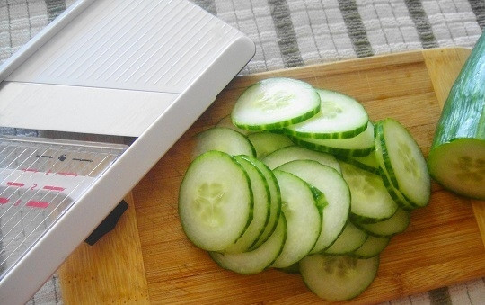 1. Этап. Салат из авокадо, яиц и огурцов: Огурцы нарежем тонкими колечками.