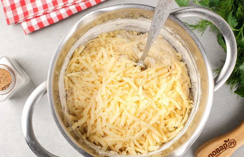 1. Этап. Лепёшки сырные на ряженке: Перемешайте и добавьте тёртый сыр.