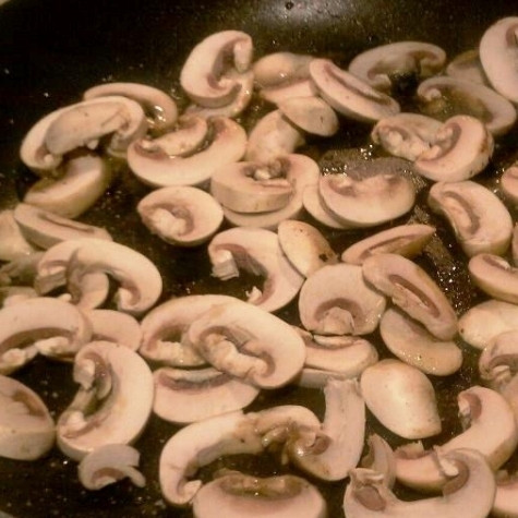 1. Этап. Медальон из говядины: Когда сливочное масло растопится, добавляем в него грибы и щепотку соли.