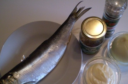 1. Этап. Селедка с луком: Для начала подготавливаем все необходимые нам продукты. Как выбирать селедку наверное каждый знает, я всегда беру пожирнее и обязательно с икрой.