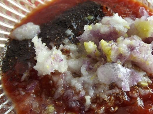 1. Этап. Соус для стейка: Затем добавляем измельченные через мелкую терку или чеснокодавку лук и чеснок, соль и сахар — по вкусу. Хорошо размешиваем, и соус готов.