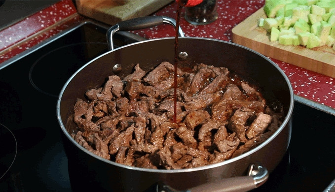 1. Этап. Мясо по-японски: 6. К подрумянившемуся мясу добавить соевый соус, саке и немного сахара. Все тщательно перемешать и тушить 3-5 минут.