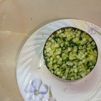 1. Этап. Салат Вкуснейший: И выложить следующим слоем.