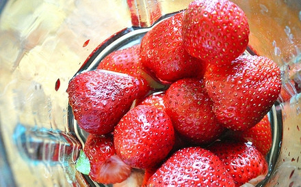 1. Этап. Земляничное пюре: Затем ножом срезаем с каждой ягодки плодоножку или как еще говорят хвостик, выкладываем ягоды в чашу блендера.