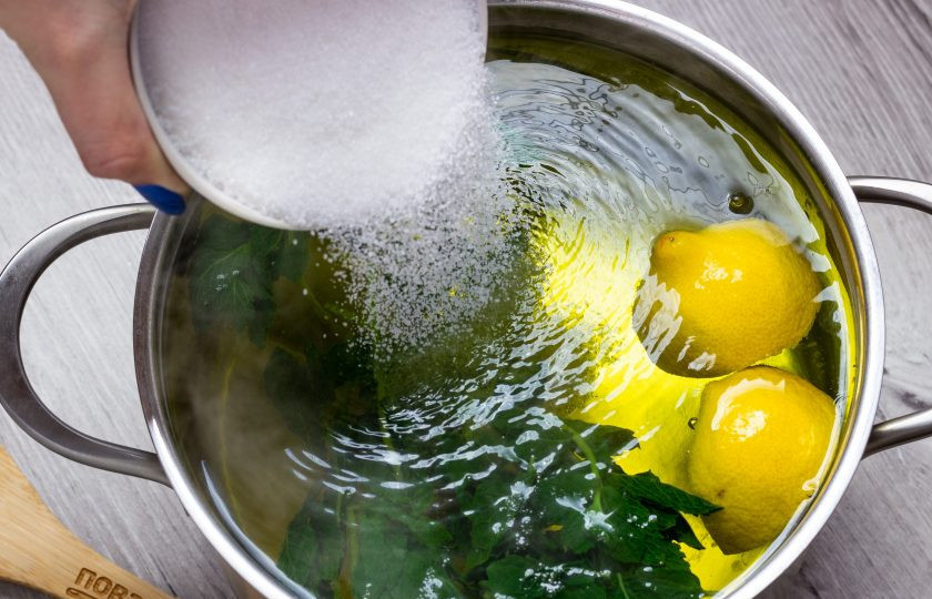 1. Этап. Лимонно-мятный квас: Затем в выжмите половинку сока лимона и опустите туда же кожуру, добавьте сахар. Накройте квас крышкой и уберите напиток в сторону.