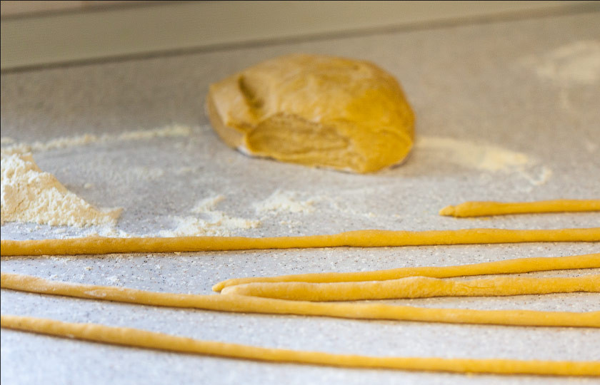 1. Этап. Чак-чак без водки: Отделяем от теста небольшие кусочки (размером с яйцо). Каждый такой кусочек раскатываем в длинную тонкую колбасу.