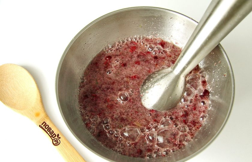 1. Этап. Морс из крыжовника: Оставшийся жмых залейте еще 500 мл. воды и пробейте блендером еще раз, после чего опять процедите.