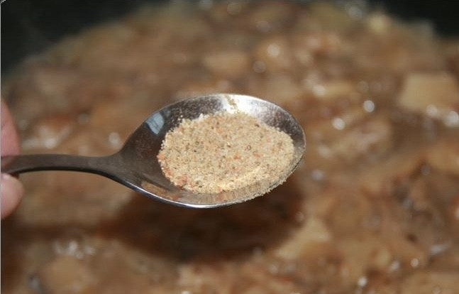 1. Этап. Салат из кальмаров и шампиньонов: 6. Добавляем приправы по вкусу.