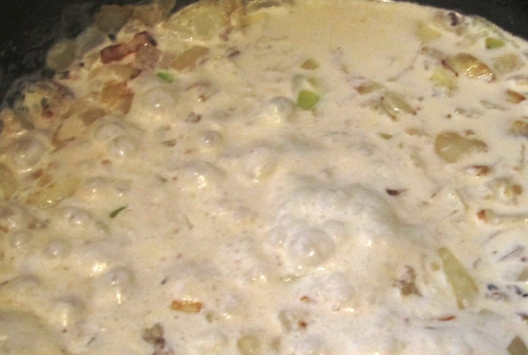 1. Этап. Гратен со свининой: Вливаем сливки, тушим еще 5 минут.