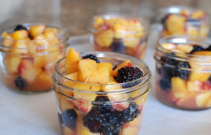 1. Этап. Десерт из персиков и ежевики: Аккуратно перекладываем ягоды в маленькие баночки или подходящие формочки для запекания.