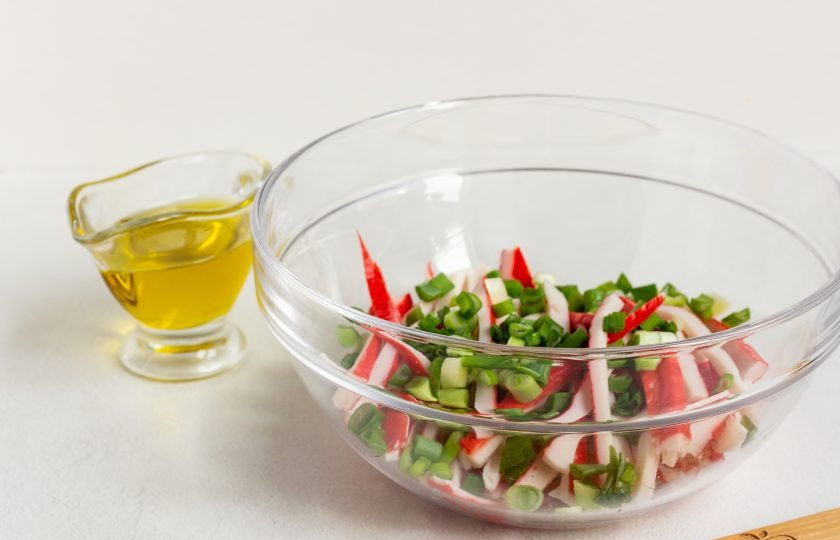 1. Этап. Салат Лайт: Добавьте рубленный зеленый лук.