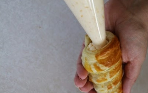 1. Этап. Трубочки с изюминкой: 9. Выложите крем в мешочек, начините им каждую трубочку.