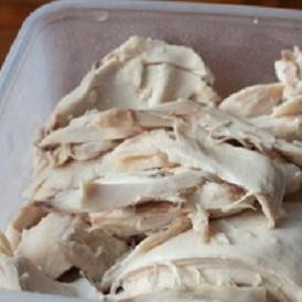 1. Этап. Куриный суп со сливками: 3. Мясо у нас уже остыло. Удалить с него кости и кожицу. Мясо нарезать небольшими кусочками.