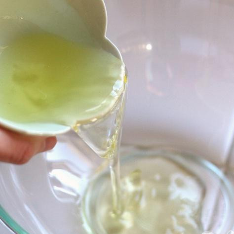 1. Этап. Бабушкин фруктовый пирог: Разогрейте духовку до 200 °С. И приступайте к готовке безе. В среднюю миску, добавьте яичные белки.