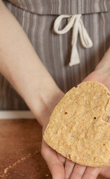 1. Этап. Морковный кето-торт: Из пласта бисквита вырезать коржи нужного размера и формы. У меня - сердце, в самой широкой части 11,5 см.