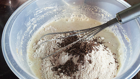 1. Этап. Балтийский хлеб: 2. Затем прямо в эту опару добавим остаток воды, муки, а также соль и тмин. Перемешаем — и накрываем пленкой. Пусть тесто постоит еще два часа при комнатной температуре или на час при температуре в 30 градусов.