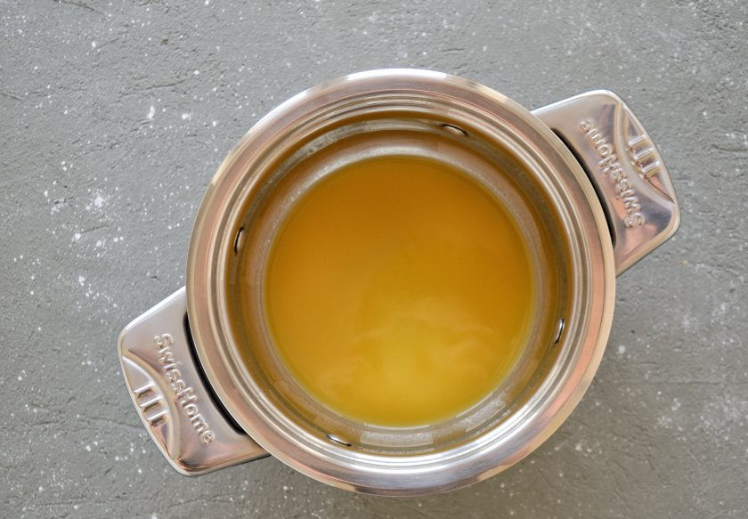 1. Этап. Постный мармелад: На среднем огне нагрейте оставшийся сок вместе с сахаром. Когда сахар полностью растворится, добавьте агар-агар и прокипятите смесь 5 минут.