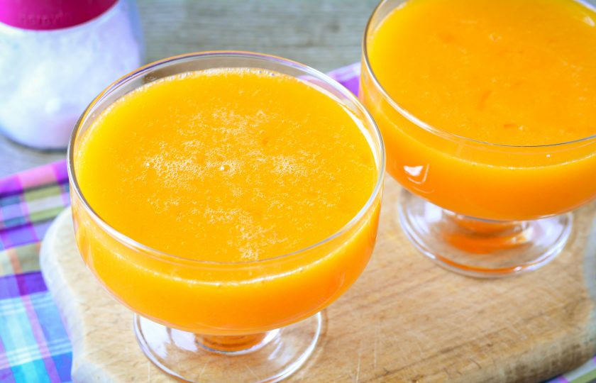 1. Этап. Желе из тыквы с апельсином: Разлейте тыквенно-желатиновую массу в креманки и поставьте застывать желе в холодильник на пару часов.