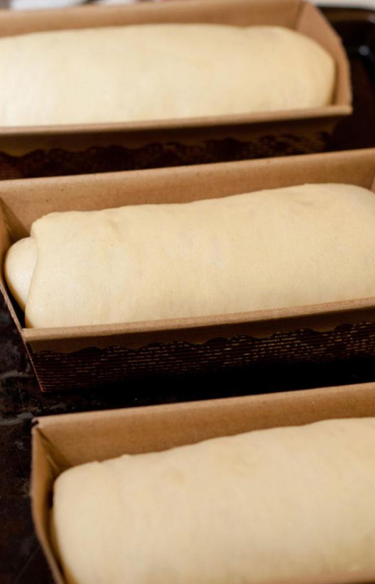 1. Этап. Ванильный хлеб: 4. Завернуть хлеб рулетом и выложить в форму для хлеба швом вниз. Накрыть чистым сухим полотенцем и дать увеличится в объеме вдвое в течение 1-1 1/2 часов.