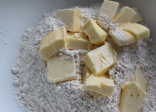1. Этап. Маленькие пирожки с мясом: 3. Для приготовления теста необходимо соединить просеянную с разрыхлителем и солью муку с размягченным сливочным маслом. Как следует порубить все в однородную крошку.
