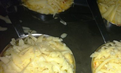 1. Этап. Жульен с мидиями и овощами: Трем сыр на крупную терку. Через 15 минут достаем жульен и посыпаем обильно сыром. Ставим опять в духовку на пару мину до полного расплавления сыра.