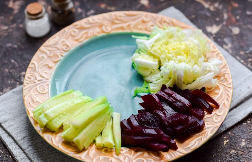 1. Этап. Французский салат со свеклой: Огурец сполосните и просушите, нарежьте полосками, уложите следующей кучкой, рядом со свеклой.