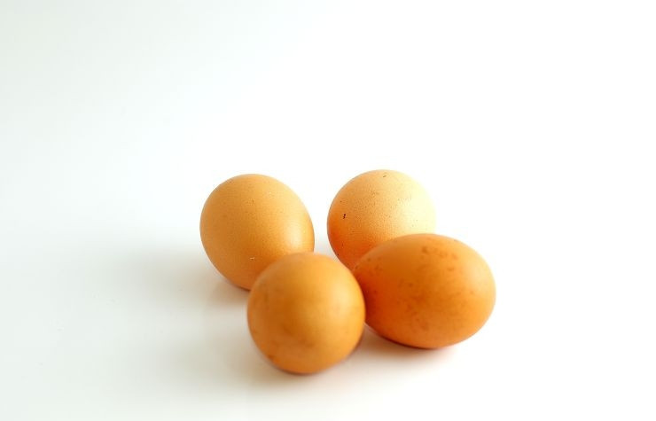 1. Этап. Яичница с помидорами: Готовим 4 яйца.