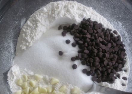 1. Этап. Вкусные кексы в формочках: 2. Туда же всыпьте сахар и выложите шоколадные 