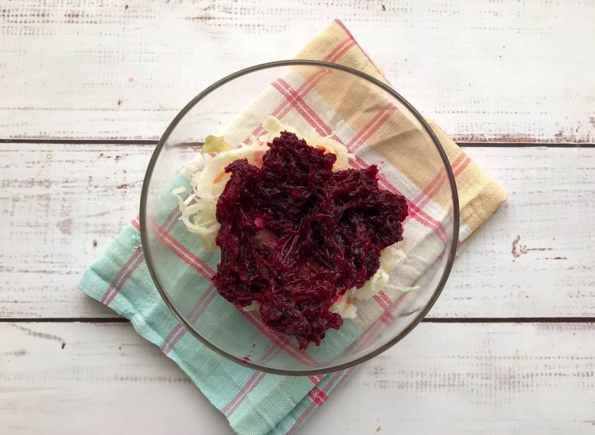 1. Этап. Салат Осенняя сказка: Вареную свеклу очистите, натрите на мелкой терке и добавьте к квашеной капусте.