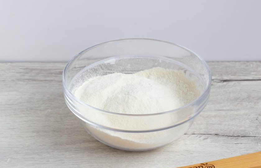 1. Этап. Печенье заварное: В первую очередь просейте муку.