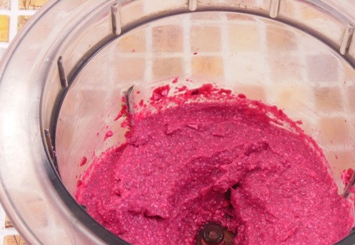 1. Этап. Тарталетки с тунцом и свекольным паштетом: Свекольные и сырные кубики измельчить. Однородности можно не добиваться.