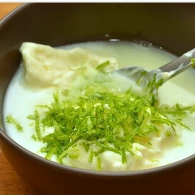 1. Этап. Салат с креветками в лаймовом соусе: Смешиваем йогурт, майонез, цедру лайма и сок лайма. Это и будет наш соус для салата.