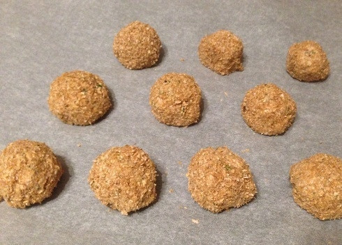 1. Этап. Диетические туннаболы: И выкладываем на противень, застеленный пергаментом.