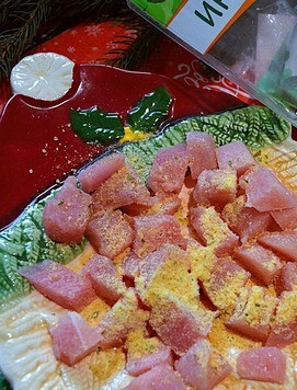 1. Этап. Индейка с грибами и картофелем: Индейку нарезать кубиком, добавить специи, перемешать.