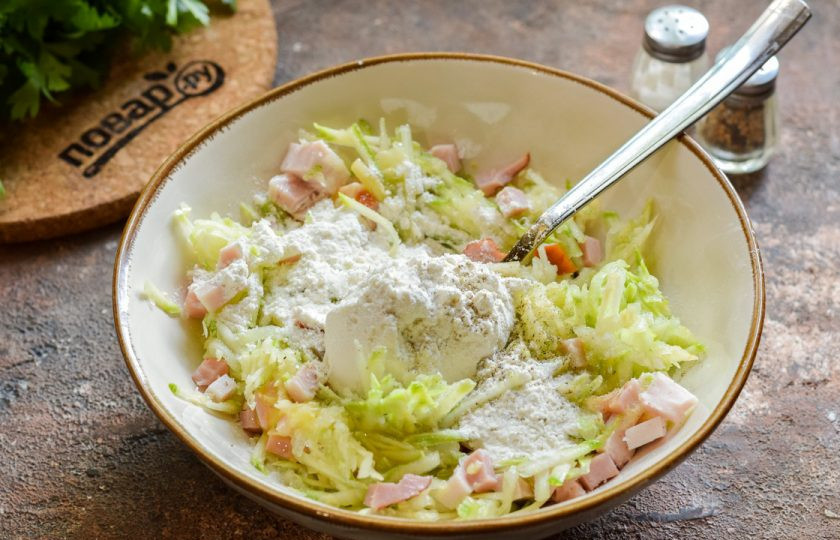 1. Этап. Оладьи из кабачков с беконом: Всыпьте пшеничную муку, добавьте соль и перец по вкусу.