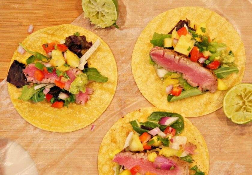 1. Этап. Салат с тунцом и ананасом: Я подаю салат на кукурузных лепешках. На лепешку выкладываю сначала овощи, а затем кладу тоненький кусочек тунца.