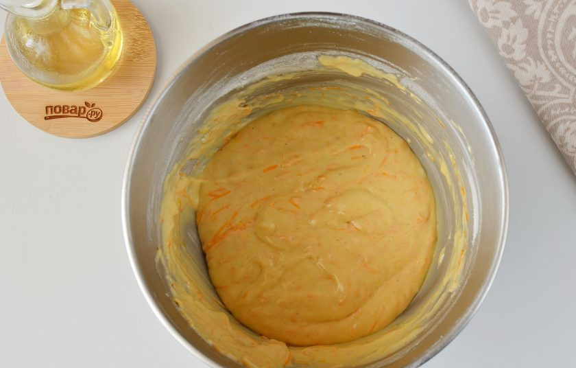 1. Этап. Тыквенные кексы: Тесто для кексов готово, ароматное и однородное с включениями тертой тыквы.