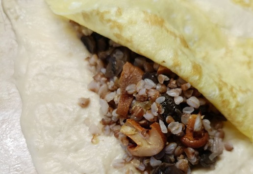 1. Этап. Кулебяка на четыре угла: Кулебяку готовят из разного теста - из дрожжевого или из бездрожжевого. У меня дрожжевое тесто из пекарни. Раскатать тесто в прямоугольный пласт. Выделить место, где будет начинка. По краям оставить пустое тесто (5-7см), чтобы можно было завернуть пирог. Удлинённой горкой уложить первую начинку и прикрыть блинчиком.