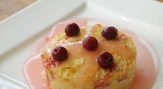 1. Этап. Вермишелевая запеканка: Выкладываем запеканку на тарелку и украшаем вишенками. Приятного аппетита!