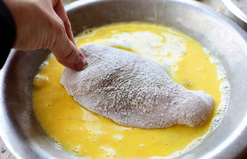 1. Этап. Куриная грудка в хрустящей панировке с сыром: 4. После чего смажьте мясо яичной смесью.