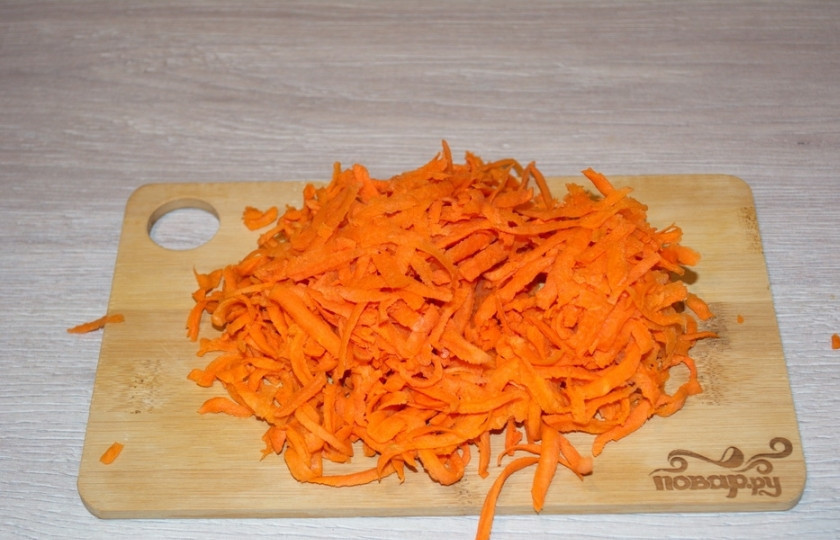 1. Этап. Салат с кукурузой консервированной: Для приготовления салата натрите сырую морковь на терке.